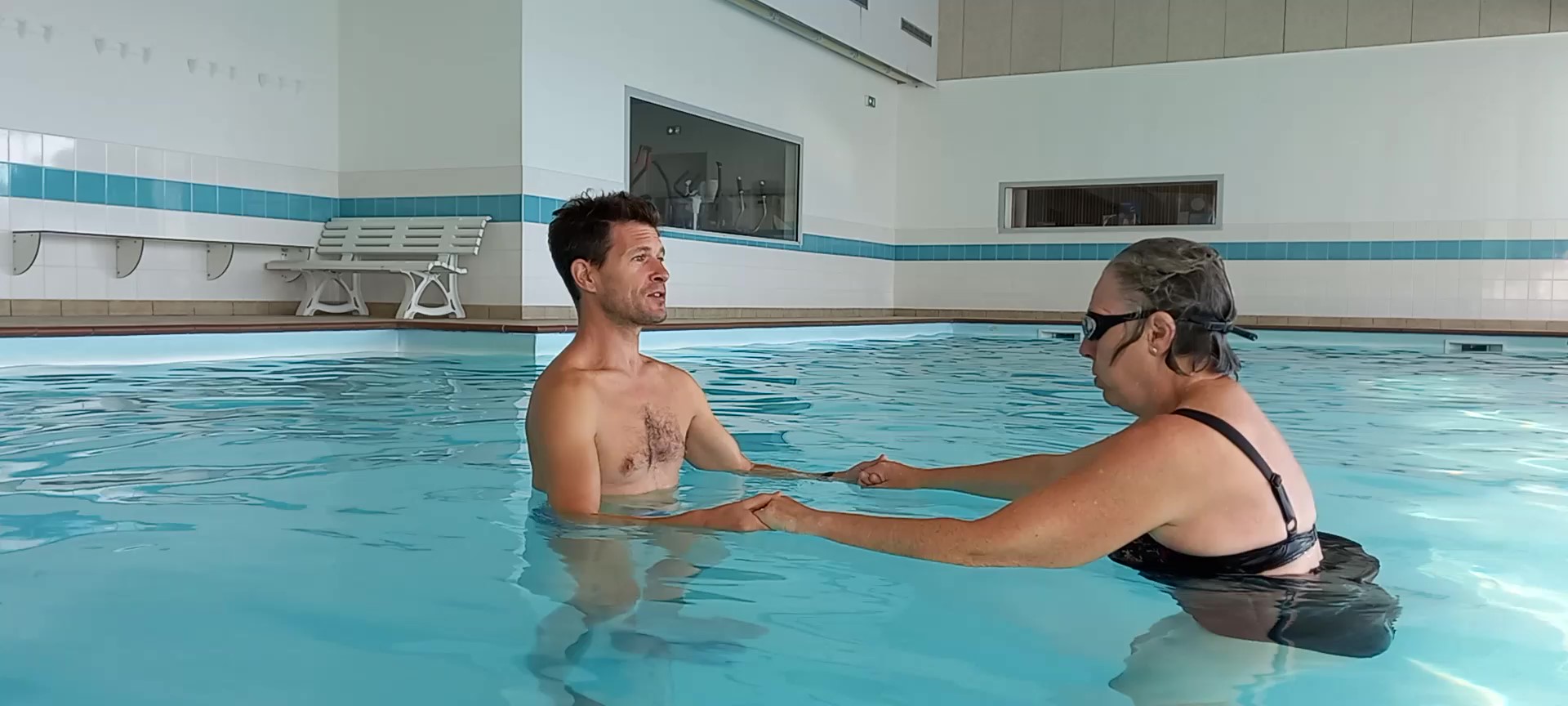 Cours aquaphobie — leçon en piscine couverte